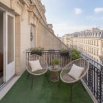 Transformez votre balcon avec du gazon synthétique