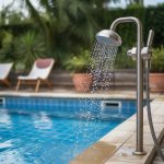 Guide complet pour choisir et installer une douche solaire d’extérieur près de votre piscine ou spa